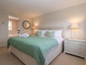 En eller flere senge i et værelse på Angram Cottage