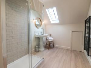 Et badeværelse på Angram Cottage + 11 billeder