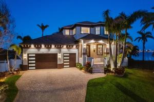una casa con garaje por la noche en Luxury Waterfront 4Br Private Heated Pool Hot Tub, en St Pete Beach 54 fotos más