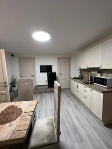 Η κουζίνα ή μικρή κουζίνα στο KUBU ground floor rooms