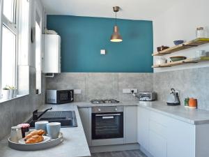 una cocina con un plato de comida en la barra en The Beach House, en Saint Annes on the Sea