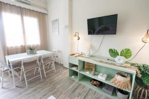 Televízia a/alebo spoločenská miestnosť v ubytovaní SERENITY yard apartment