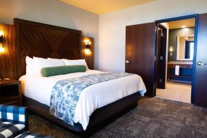 Apache Casino Hotel客房内的一张或多张床位