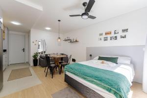 Un dormitorio con una cama y una mesa con sillas. en Rise Urban Habitat - Água Verde | Gonzaga Stays, en Curitiba 56 fotos más