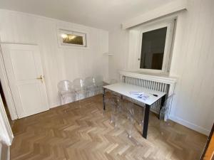 a room with a table and chairs and a window at Valdidentro sweet home in Valdidentro