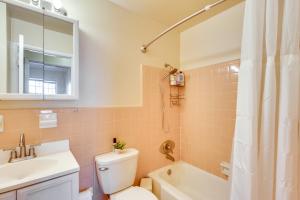Un baño con inodoro, lavabo y bañera. en 3 Mi to Dtwn Home with Yard in Tallahassee, en Tallahassee 18 fotos más