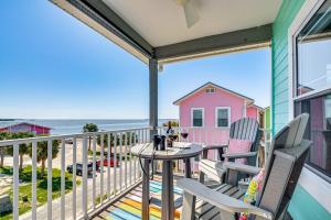 uma varanda com mesa e cadeiras e a praia em Steps to Beach Home with Sunset Views in Cedar Key! em Cedar Key