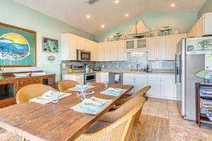A cozinha ou kitchenette de Steps to Beach Home with Sunset Views in Cedar Key!