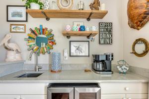 A cozinha ou kitchenette de Steps to Beach Home with Sunset Views in Cedar Key!