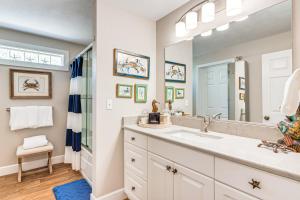 um banheiro com uma pia e um espelho em Steps to Beach Home with Sunset Views in Cedar Key! em Cedar Key