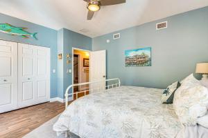Uma cama ou camas num quarto em Steps to Beach Home with Sunset Views in Cedar Key!