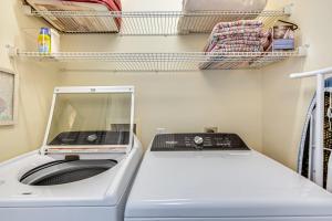 A cozinha ou kitchenette de Steps to Beach Home with Sunset Views in Cedar Key!