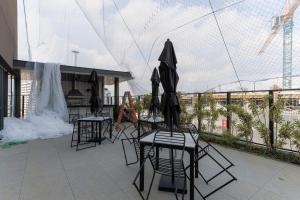 een groep stoelen en parasols op een terras bij 360 Soma Perdizes in Sao Paulo