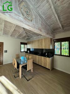 un salon avec une table et une cuisine dans l'établissement Cortijo bellavista, à Jete