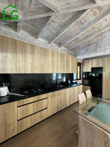 une cuisine avec des armoires en bois et un comptoir dans l'établissement Cortijo bellavista, à Jete 43 autres photos