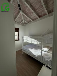 une chambre avec deux lits superposés et une fenêtre dans l'établissement Cortijo bellavista, à Jete