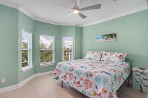 een slaapkamer met een bed en een plafondventilator bij Island Breeze in Santa Rosa Beach +20 foto's