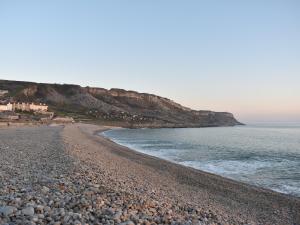 einen Strand mit felsiger Küste und Meer in der Unterkunft Applewood Cottage in Loders + 2 Fotos