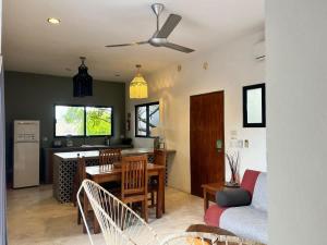 un soggiorno con ventilatore a soffitto e una cucina di Sweet Apartment Tulum town Great Pool a Tulum Altre 44 foto