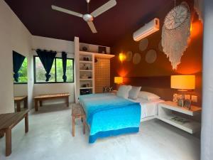 una camera da letto con un letto e un ventilatore a soffitto di Sweet Apartment Tulum town Great Pool a Tulum