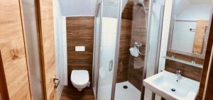 Ένα μπάνιο στο Traumhaftes Appartement mit Balkon - Odins Blick Wohnung 6 - mit Privatstrand, Sauna +25 φωτογραφίες