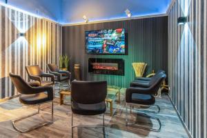 a waiting room with chairs and a fireplace at Suite ODINS HALLE - Odins Blick Wohnung 8 - direkt am Privatstrand, Sauna, Garten in Lobbe