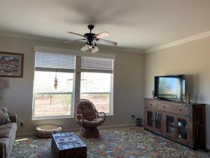 TV a/nebo společenská místnost v ubytování Deer Haven Hideaway