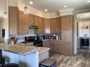 Kuchyň nebo kuchyňský kout v ubytování Deer Haven Hideaway