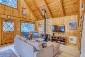 a living room with a couch and a tv at Play Chalet MCA 489 - Meredith Lodging in Manzanita