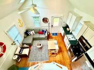 Η κουζίνα ή μικρή κουζίνα στο Seabrook 2-Bdrm with Hot Tub, AC, Pet Friendly