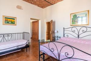 a bedroom with two beds in a room at Appartamenti Villa Letizia in Foiano della Chiana +64 photos