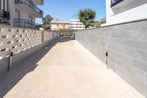 a brick walkway between two buildings at Perlanera appartamenti in Trani
