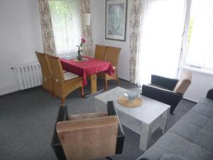 a living room with a table and chairs at Berlin Urlaub im Grünen in Berlin