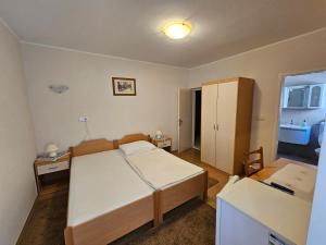 Postel nebo postele na pokoji v ubytování Guesthouse Deželjin