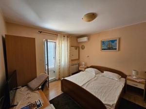 Postel nebo postele na pokoji v ubytování Guesthouse Deželjin