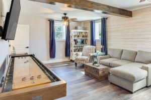 Χώρος καθιστικού στο 5 Mi to Center Hill Lake Family-Friendly Hideaway