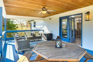 Χώρος καθιστικού στο 5 Mi to Center Hill Lake Family-Friendly Hideaway
