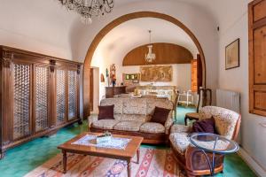 a living room with a couch and a table at Appartamenti Villa Letizia in Foiano della Chiana