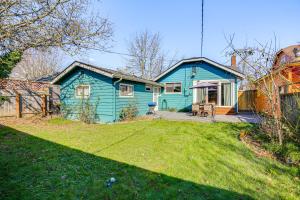 a blue house with a yard in front of it at Less Than 1 Mi to University of Oregon Eugene Home in Eugene