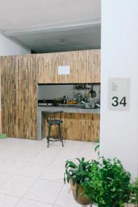 cocina con encimera y silla en una habitación en Sahasi Stay, en Kalibata 1