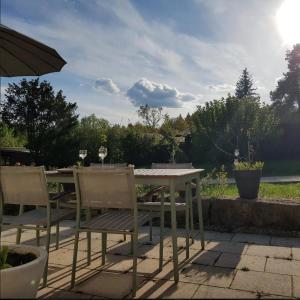 a table and chairs sitting on a patio at Ferienhaus In Atzenhain Mit Großer Terrasse in Mücke
