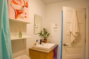 une salle de bain avec un lavabo et des toilettes dans l'établissement Delarose Cottage, Ski, Spa, pool table & starry night, à Saint-Côme 49 autres photos