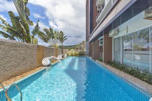 Πισίνα στο ή κοντά στο Chic Condo by RESAVA