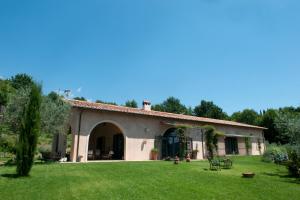 an old building with a yard in front of it at Chiusa della Vasca in Castelnuovo di Farfa