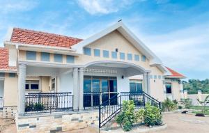 KyegegwaにあるKamu-Eco Safari Resortの赤屋根の家