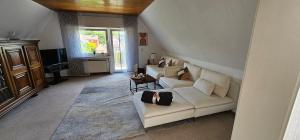 Χώρος καθιστικού στο Gemütliche Dachgeschoßwohnung mit Balkon in Dortmund