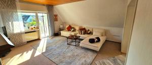 Χώρος καθιστικού στο Gemütliche Dachgeschoßwohnung mit Balkon in Dortmund