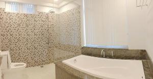 Ένα μπάνιο στο Villa Nghỉ Dưỡng Thông