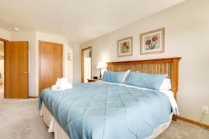Rise and Shine in Door County! Egg Harbor Haven客房内的一张或多张床位