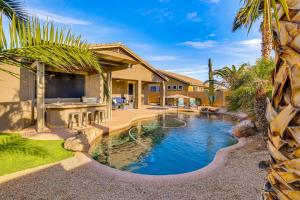 Πισίνα στο ή κοντά στο Hot Tub and Heated Pool Home in Estrella Mtn Ranch